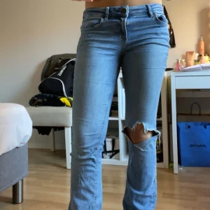 Low/midwaist jeans med hål  - Säljer mina zara jeans som jag själv gjort hål på. Använder de inte längre. Super sköna o snygga!❤️