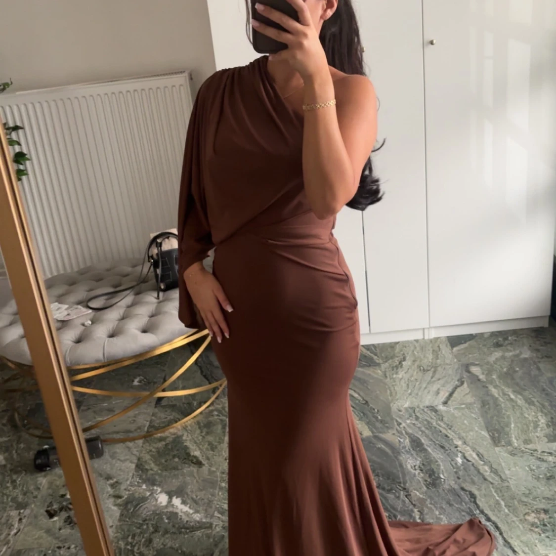 Brun långklänning med oneshoulder