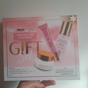 Face Facts Enchanting Radiance Gift Set - Snyggt presentkit från Face Facts med en Wonder Cream, en viktlös setting spray och ett flytande matt rouge. Allt kommer i en rosa och guldig förpackning. Perfekt för dig som vill ha glow och fräsch finish. Veganska produkter.
