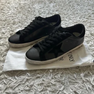 Golden goose- svarta sneakers - Denna annons är upplagd för en kund som beställt varan på en annan app!  