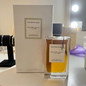 Van Cleef & Arpels Orchidee Vanille - Lyxig parfym från Van Cleef & Arpels, Orchidee Vanille ur Collection Extraordinaire. Flaskan är rektangulär i klart glas med svart kork och innehåller 75 ml gyllene vätska. Kommer med elegant vit kartong. Doften har en söt och mjuk vaniljkaraktär.