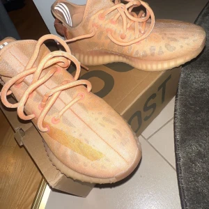 Adidas Yeezy Boost 350 V2 - Säljer ett par Adidas Yeezy Boost 350 V2  i orange och beige ton med subtilt leopardmönster. Skorna har rund tå, snörning och en bekväm platt sula. Tillverkade i syntetmaterial med klassisk Boost-dämpning och ikoniska ränder på hälen. Ord pris 650 € i denna storlek