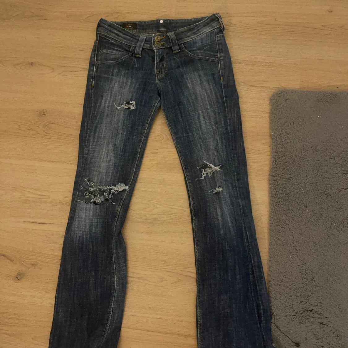 Lågmidjade slitna jeans från Lee - 1