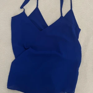 Snyggt linne - Jättecoolt blått linne som sitter så snyggt på! Oanvänt