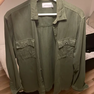 Grön Overshirt från Topman - Riktigt fet overshirt från märket Topman. Bra skick, endast använd ett fåtal gånger. Storlek S men passar även M. Priset kan diskuteras.