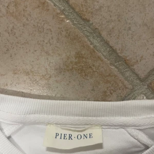 Vit sweatshirt från Pier One - Clean och stilren vit sweatshirt från Pier One med rund halsringning och långa ärmar. Passar till allt, vit clean. Aldrig använd. Säljer då jag ej kan retuera den utan jag behövde retuera alla tre hoodies jag beställde. Säljer för lågt pris. 110 kr. Skickar hoodie i Zalando påsen 😃