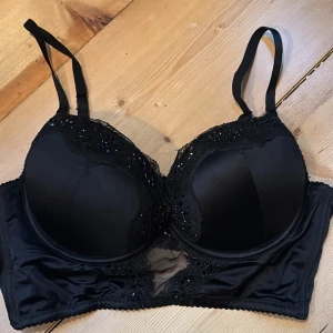 Svart Bh med glitter detaljer  - Super push-up storlek 80B använd ca 2 gånger, finns inga lappar kvar😊
