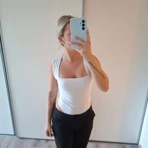 Vit body från zara - Vit body från zara finns lite smink på den går bort I tvätten