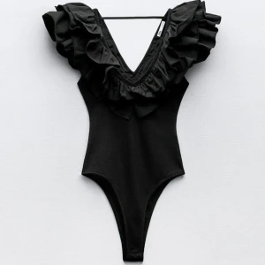 Zara body med volanger - Trendig svart body från Zara med v-ringning och volanger. Skriv för frågor💗
