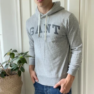 Gant hoodie S - Gant hoodie S, hoodie från märket gant. Riktigt skön men är lite liten på mig som är 180,75 kg. 🫶 inga defekter 