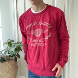 Denim and supply sweatshirt L - Denim and supply sweatshirt L, inga defekter. Använd däremot. Modellen är 180,75 kg. 🫶