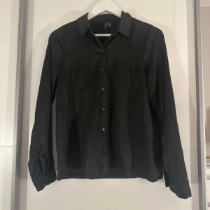 Skjorta - Stilren svart skjorta från Vero Moda i satin.