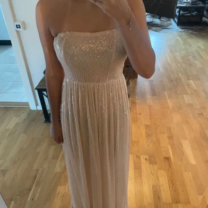 Jätte fin klänning  - Super super fin klänning som jag använd 1 gång på ett bröllop men passar lika bra till bal eller fest! Priset går att diskutera 
