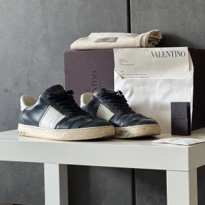 Valentino Flycrew Navy - ✨ Snygga Valentino Flycrew sneakers i mörkblått & vitt skinn. ✔️ I fint skick! Endast lite smuts på ena sulan, men det går enkelt att rengöra 👟✨ ✔️ Originalkartong, dustbag, extra snören + 7 extra nitar & kvitto följer med. ✔️ 5 nitar har lossnat, men extra nitar följer med ✨