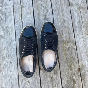 Lanvin svarta - Säljer mina skor för att jag använder inte de längre. Size 7 vilket motsvarar 42. Skick 7/10! Pm för mer bilder o info.