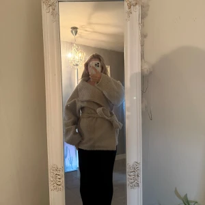 Gina tricot kappa - Säljer denna kappa från Gina tricot köpt förra året ! Inga defekter och ser ut som ny! Jag är 160 brukar vanligt vis ha S i jackor men älskar att denna va större och ändå satt bra- KÖPT FÖR 800