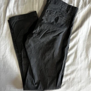 Dressman chinos - Chinos köpta på Dressman i mörkgrå färg. Använda men omhändertagna.   Storlek: W30 L32.   Hör gärna av dig för fler bilder eller ytterligare information.