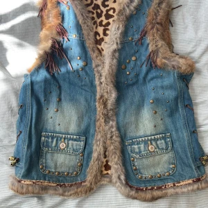 Jättecool jeansväst med päls - Jättecool jeansväst med peka från Venus. Köpt second hand i Paris men aldrig använts av mig. Storleken säger XL men skulle passa bäst på någon med storlek S🫶🫶