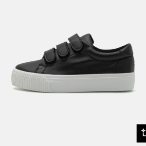 Svarta sneakers med kardborreband - Tryck ej på köp nu, skriv till mig först! Säljer dessa populära skor! Aldrig använda pga att dem är för små! Pris går att diskutera lite, säljer för annonspriset pga att dem är populära. (Lånade bilder)