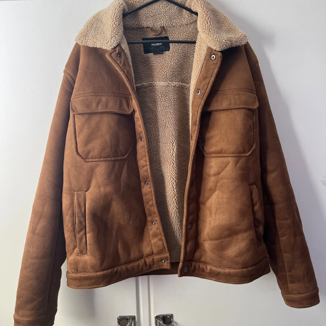 Brun teddyjacka från Pull&Bear L