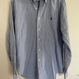 Blårutig skjorta från Ralph Lauren - Säljer nu min raulph lauren skjorta. Använd 4 gånger. Skick 9/10. Den är perfekt i storlek