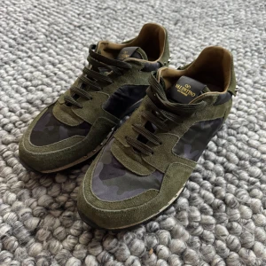 Valentino Rockrunners - Feta Rockrunners till ett bra pris! Är definitivt villig att diskutera priset dock! Inget og tillkommer! Hör av dig vid frågor!😊