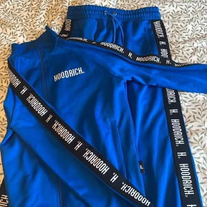 Blått sett från Hoodrich - blått sett från hoodrich. oanvänt och inget slitage. ursprungspris - ≈1000kr. säljer settet eftersom den ej kommit till användning