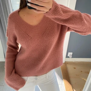 Rosa stickad tröja med v-ringning - En söt stickad tröja ifprn hm. I storlek XS men passar också en S. (Stor i storleken) 