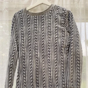 Grå stickad tröja med kabelmönster - En söt liten grå sweetshirt