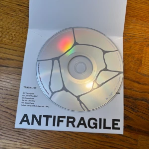 Le Sserafim cd ny - Helt ny aldrig spelad cd Från Le Sserafim- Antifragile album