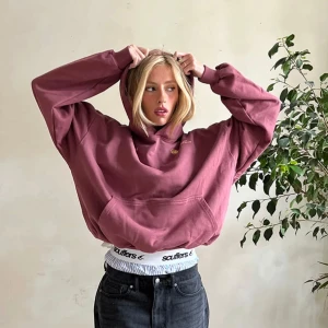 Vinröd hoodie från Scuffers - Ny köpt scuffers hoddie som inte kommer till andvöndning, köpte för en månad sen har andvönda två gånger💞💞💞 köpt för 900kr säljer nu för 700