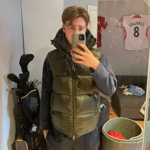  Peak Performance Väst - Säljer en olivgrön dunväst från Peak Performance Åre edition. Den har en snygg huva samt väldigt fin i materialet. Perfekt nu till hösten. Priset går att diskutera.