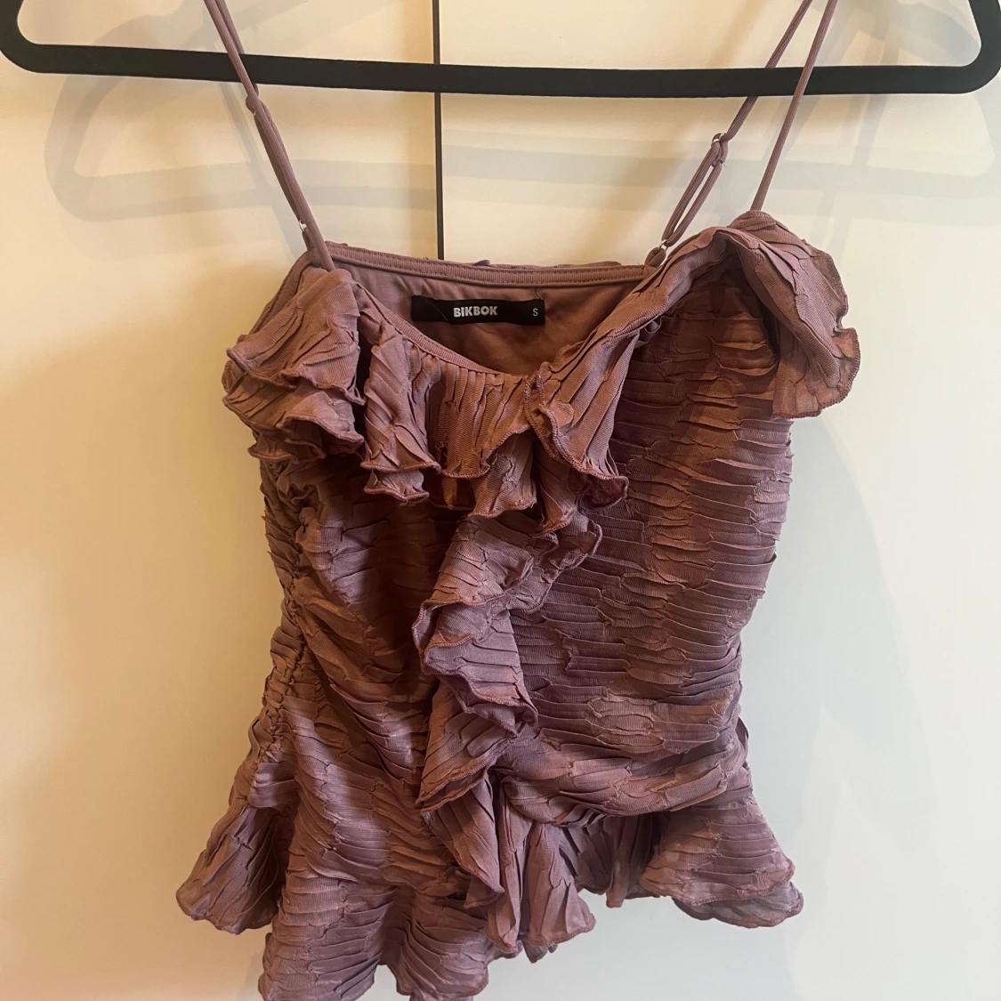 Lila volangtop från Bik Bok