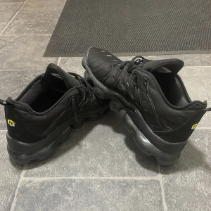 Nike Air Vapormax Plus helsvarta sneakers - Säljer ett par Nike VaporMax helsvarta i bra skick. Skorna är bekväma, fungerar både till vardag och träning. Rena, fräscha och redo för en ny ägare.