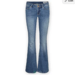 Blåa Bootcut Jeans - Säljer ett par jätte snygga bootcut jeans från vero Moda. De e low waist bootcut och har inga tecken på användning! Ord pris 500kr