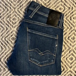 REPLAY ANBASS JEANS - Tjena! Säljer nu ett par tvär feta Replay jeans! | Skick 9/10 Mycket bra! | Nypris ca 1800kr | Mitt pris 550kr | Kom gärna pm vid frågor eller funderingar |