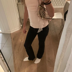 Svarta bootcut jeans - Snygga bootcut jeans från ginatricot i storlek 152 tall. Säljer eftersom de är försmå. Inga defekter, fickorna är helt vanliga. 