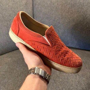 Bottega veneta slip-ons - Säljer dessa tvär feta bottega veneta dojorna i storlek 41 men de passar 42-43 bättre. Kommer med låda och allt och är i jätte fint skick. Nypris 6000kr men säljs nu för endast 1199kr‼️‼️