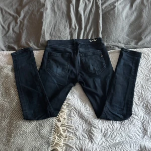 Mörkblå dondup George jeans storlek 33 - Säljer mina dondup jeans då dom inte passar, storlek 33, modell george, färg mörk mörkblå, försöker sälja snabbt