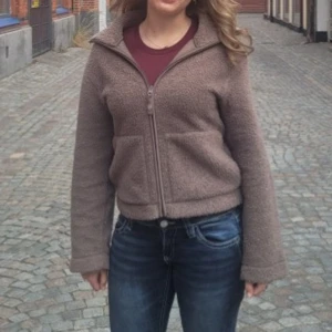 Brun teddyjacka från H&M - Säljer denna mysiga teddyjackan nu från H&M som är slutsåld, i storlek Xs. Perfekt till hösten. Använd fåtal gånger och har inga defekter. Skriv om ni har frågor💗