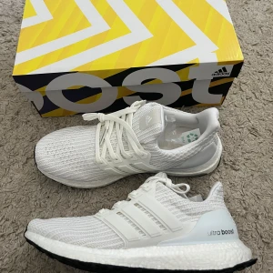 Vita Adidas Ultraboost sneakers - Säljer helt nya ultrabosst aldrig använda storlek 41. Box prislapp med mera ingår. Hör av er vid frågor och funderingar. 