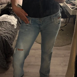 Ljusblå slitna jeans - As snygga lågmidjade jeans. Köpte från vinted så vet tyvärr inte vart dem kommer ifrån. Bra skick och utan deffekter🩷
