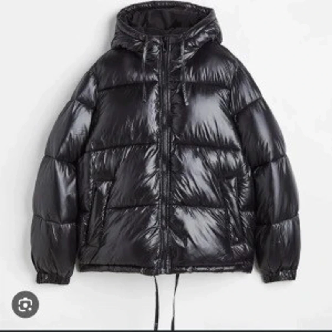 Svart pufferjacka med huva