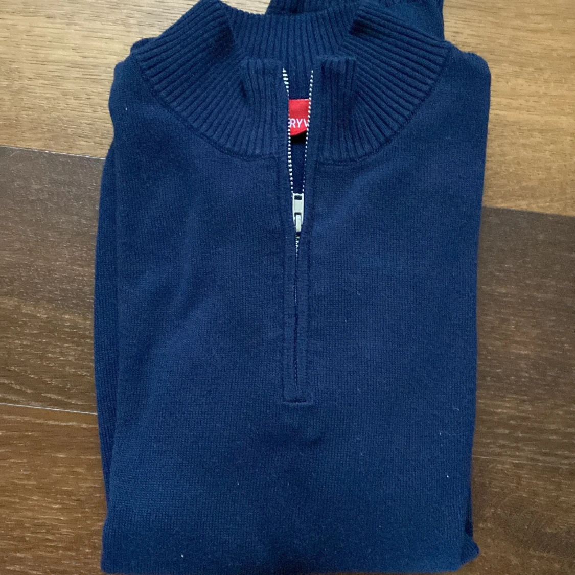 Mörkblå stickad tröja med half zip