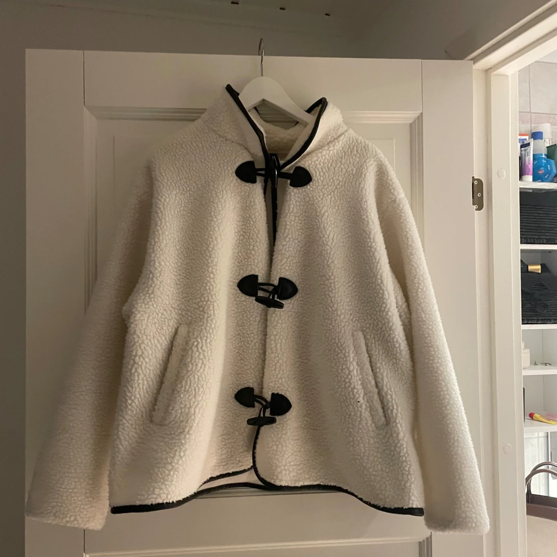 Vit teddyjacka från H&M med knäppning