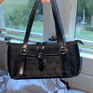 Svart snygg liten väska  - En svart liten väska som passar till alla outfits, har haft den ett tag men aldrig använt typ, den är hel överallt förutom att magneten åkt av men inget man lägger märke till så mycket därför det låga priset.💗pris kan diskuteras