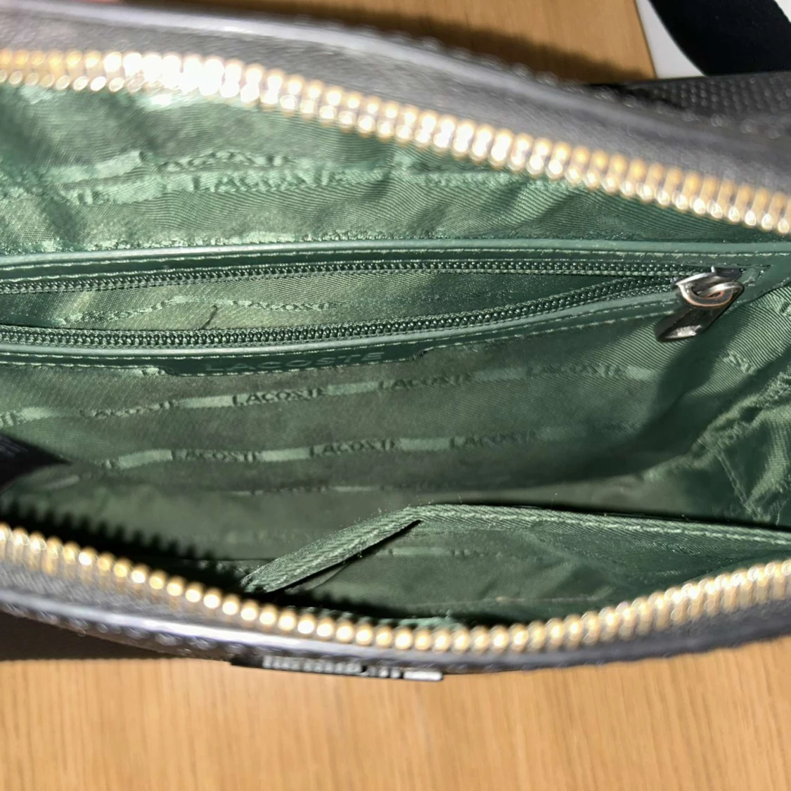 Svart axelväska från Lacoste - 3