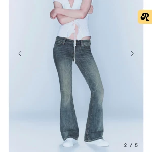 Blå bootcut jeans från Cheap Monday - Snygga blå bootcut jeans från Cheap Monday, lådmidjade. Användt max 1 gång