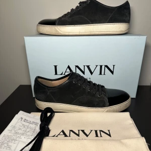 Lanvin skor - Säljer dessa riktigt snygga Lanvin skorna i storlek UK9 vilket motsvarar 43! Skorna är  i skick 8/10. Med köp av skorna ingår box, 2 dustbags, snören och kvitto! Orginal pris - 5200kr Vårat pris - 2699kr. Priset är ej hugget i sten! Skriv vid minsta lilla fundering!🙌