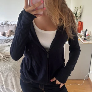 Marinblå zadig hoodie❤️❤️ - Så himla najs stickad zip hoodie från Zadig, den är mer åt det tunna hållet🥰 den har ett litet hål i övre ryggen ungefär (se bild 4) men syr det innan jag postar! 